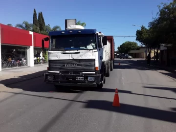 Un camionero de Maciel chocó con otro camión en pleno centro de Oliveros