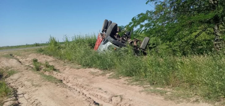 Un camionero volcó en un camino rural de Díaz: No hay heridos