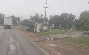 Un camión volcó en el ingreso a Serodino por una falla mecánica