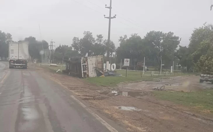 Un camión volcó en el ingreso a Serodino por una falla mecánica