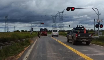 Un camión embistió a una camioneta y rompió la barrera del tren en Oliveros