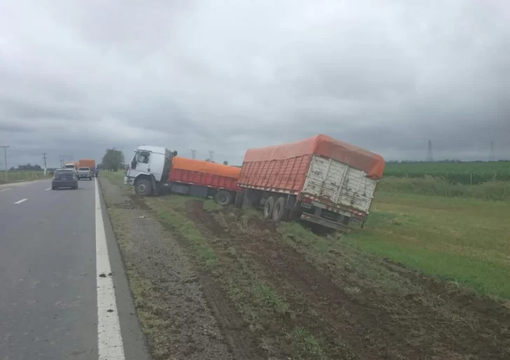 Un camión despistó y terminó sobre la banquina entre Andino y La Ribera