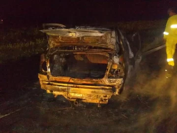 Un auto chocó y sufrió un incendio luego de reventar una cubierta