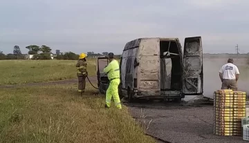 Un utilitario que circulaba por autopista ardió en llamas entre Maciel y Monje