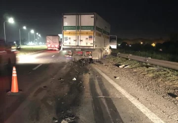Dos camiones chocaron en autopista y uno derramó combustible: Un herido