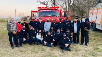 Bomberos de Andino recibieron las últimas cuota para saldar el pago de la autobomba