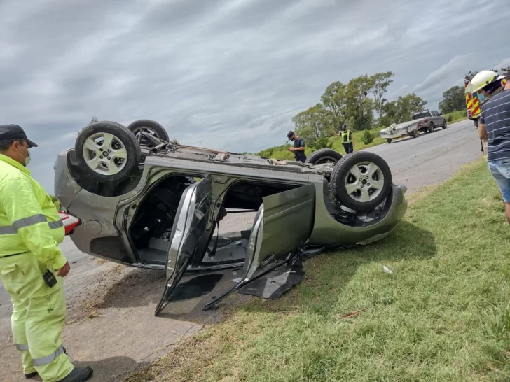 Un auto protagonizó un vuelco a la altura de Barrancas: Cinco heridos leves