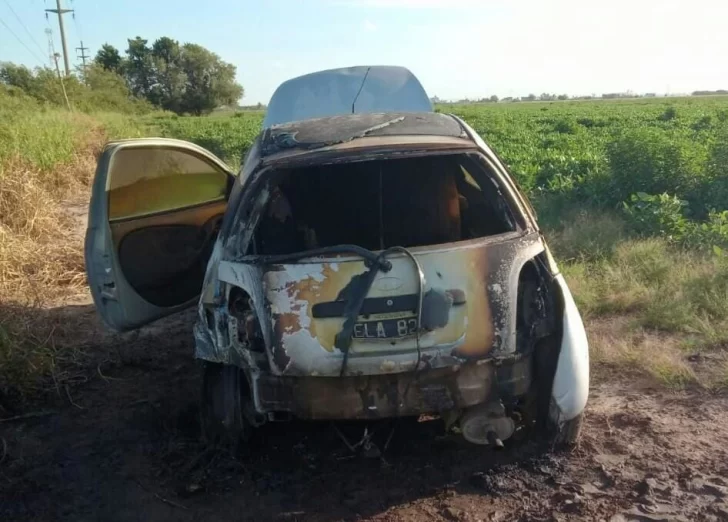 Hallaron un auto robado que fue incendiado en la zona rural de Timbúes