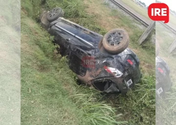 Timbúes: Salió de trabajar, tomó Ruta 11 y volcó: Su auto terminó en la cuneta