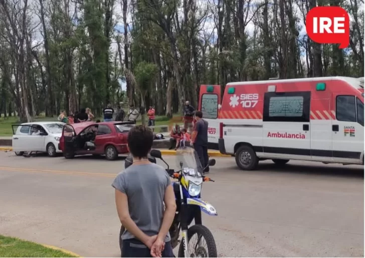 Dos autos chocaron de frente en Pueblo Andino: Heridos leves