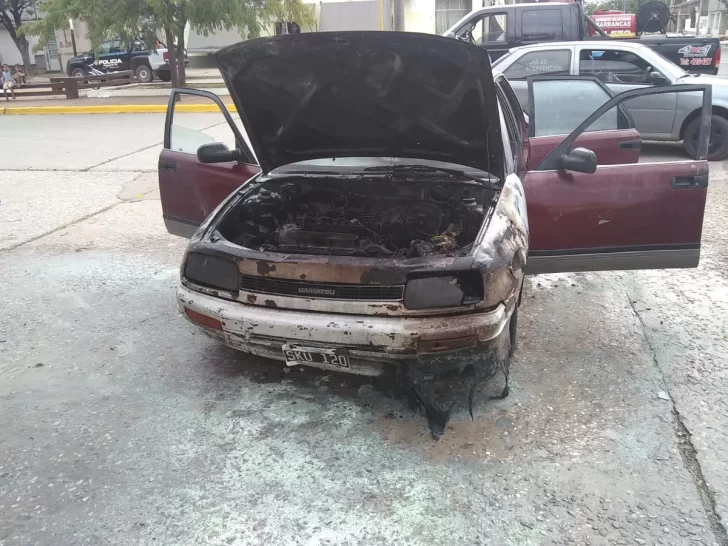 Barrancas: Manejaba por la ruta y su auto se incendió tras un desperfecto