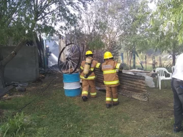 Ardió en llamas una vivienda precaria de Puerto Aragón: Pérdidas totales