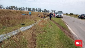 Un camión que circulaba por Serodino despistó y volcó sobre la 91: Dos heridos leves