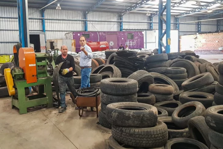 Iriondo Recicla: Se entregó la primera colecta con casi 40 neumáticos para reciclar
