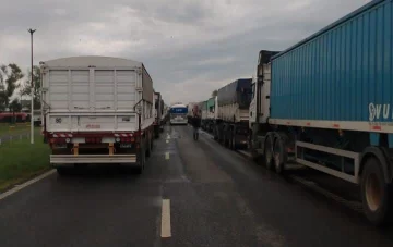 Timbúes amaneció llena de camiones y organizan el tránsito para liberarlo