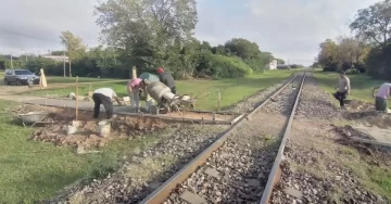 Más accesibilidad: Monje construyó cruces peatonales en las vías del ferrocarril