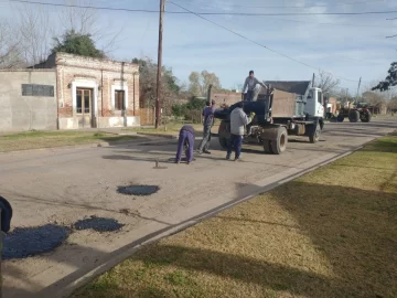 Carrizales avanza con reparaciones y bacheos en calles del pueblo