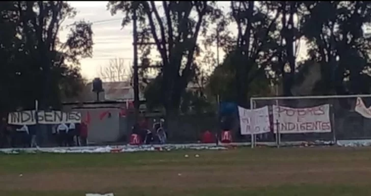 Repudio por banderas con mensajes ofensivos durante el clásico de Maciel