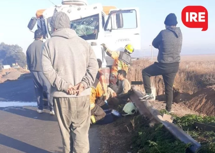 Dos camiones chocaron sobre el puente angosto de la 91: Un herido