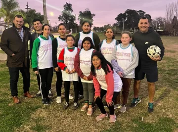 Drovetta entregó pecheras al nuevo equipo de fútbol femenino de Oliveros