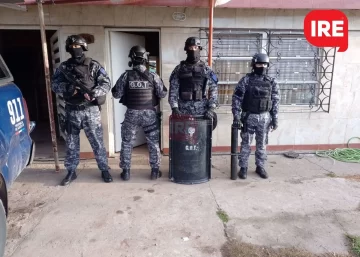 Allanaron una casa por amenazas con arma de fuego y encontraron 28 panes de cocaína