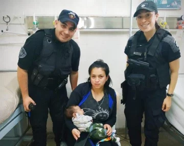 Un bebé dejó de respirar, su mamá desesperada llamó al 911 y la policía logró salvarlo