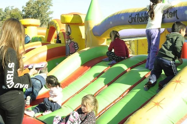 Carrizales celebra las infancias con inflables, kermesse y show de payasos