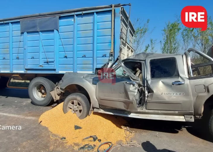 Un camión y una camioneta chocaron entre Serodino y Totoras: Un conductor atrapado