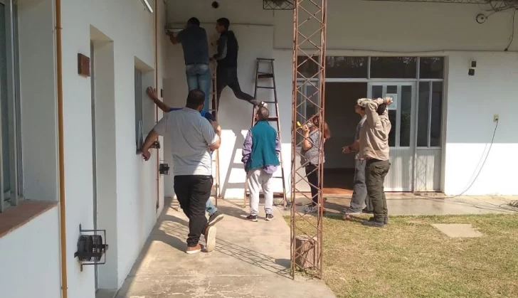 Entre todos es más fácil: Alumnos del Cecla renovaron la instalación eléctrica del edificio