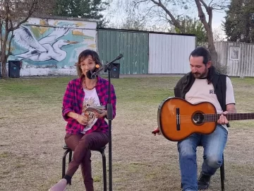 Vivi presentó su libro en Gaboto y compartió “una ronda de celebración de lo simple”