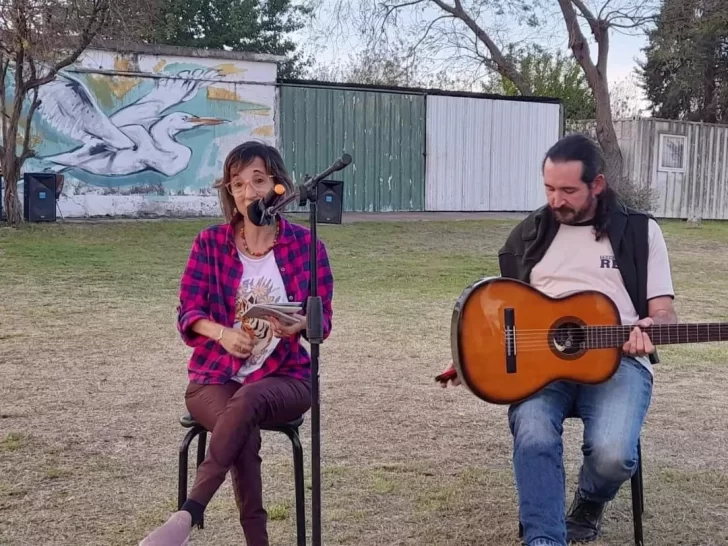 Vivi presentó su libro en Gaboto y compartió “una ronda de celebración de lo simple”