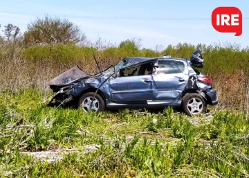 Oliveros: Quedó atrapado tras volcar en autopista y fue rescatado por Bomberos