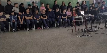 “Ya no se puede respirar”: Cristian Caselli y sus alumnos cantaron por el humedal