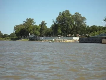 Operativo de rescate en La Boca: Un hombre pidió auxilio desde el río pero terminó caminando en Gaboto