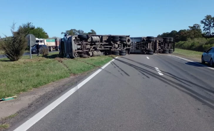 Autopista: Un camión volcó a la altura de Monje y hay desvíos hacia Ruta 11