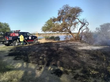 Incendio de pastizales y susto frente a Parques Nacionales en Gaboto