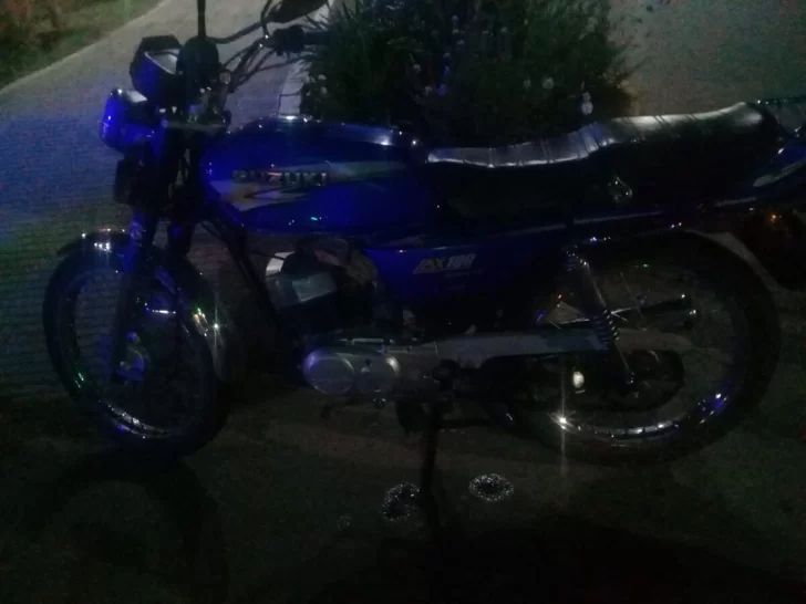 Una moto y un auto chocaron en una esquina de Barrancas: Un herido