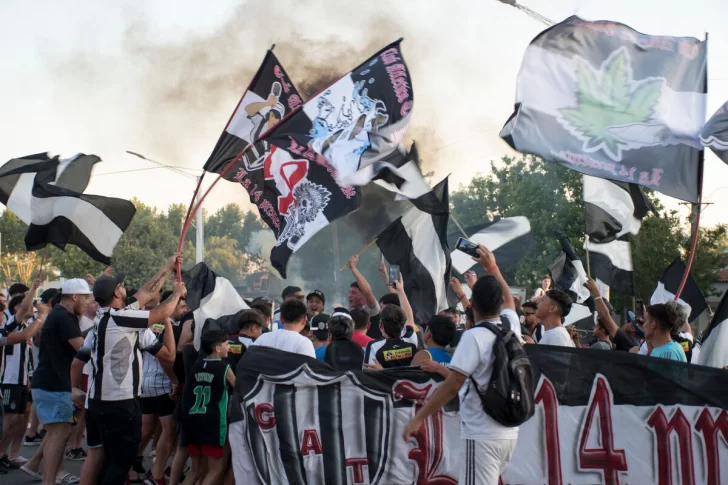 Multitudinario banderazo de la hinchada de Timbuense previo a la final