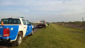 Viajaban en moto en autopista, un auto los toco con el espejo y se cayeron