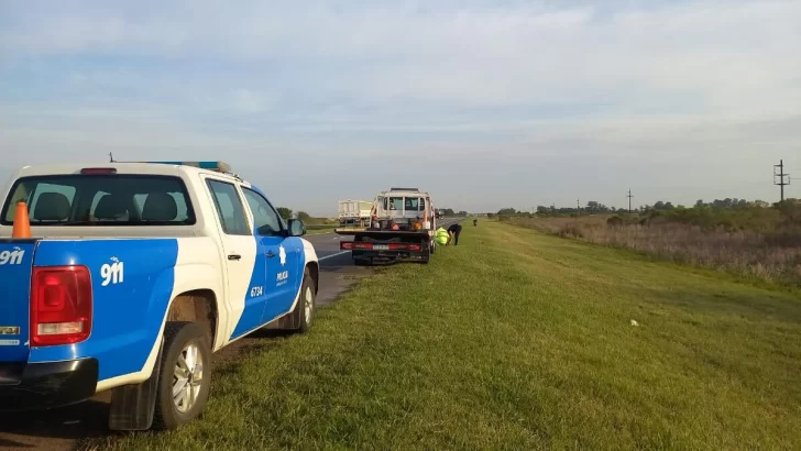 Viajaban en moto en autopista, un auto los toco con el espejo y se cayeron