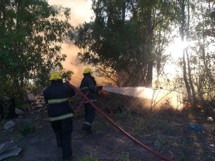 Bomberos sofocaron un incendio en el basural de Andino