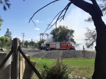 Se incendió un transformador en Aldao y afectó a dos tractores y herramientas comunales