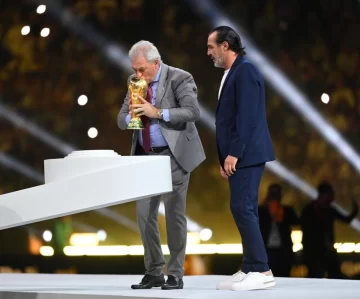 Pumpido llevó la copa al centro de la cancha para entregarla a los nuevos campeones