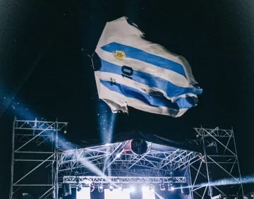 La camiseta mas grande del mundo comenzó su gira por Santa Fe