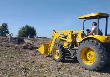 Carrizales está manteniendo el desagüe de ruta 10 y sumó una desmalezadora