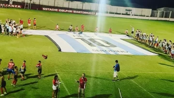 La camiseta más grande del mundo brilló en el Mundialito infantil más federal