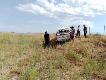 Viajaban por Ruta 10, se les reventó una cubierta y protagonizaron un fuerte vuelco