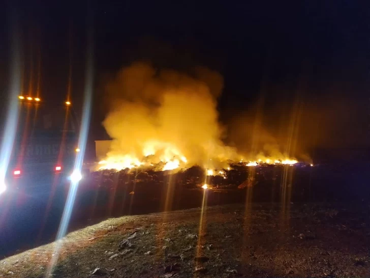 Incendios en el basural de Monje cubrieron de humo la autopista durante la madrugada