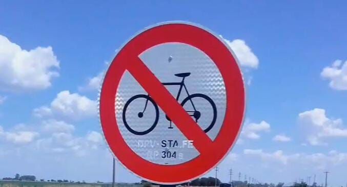 Ciclistas se sorprendieron con carteles que les prohibían circular entre Aldao y Puerto