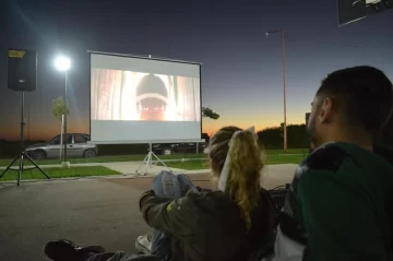 Timbúes lleva el cine a los barrios con cuatro funciones de Gato con Botas